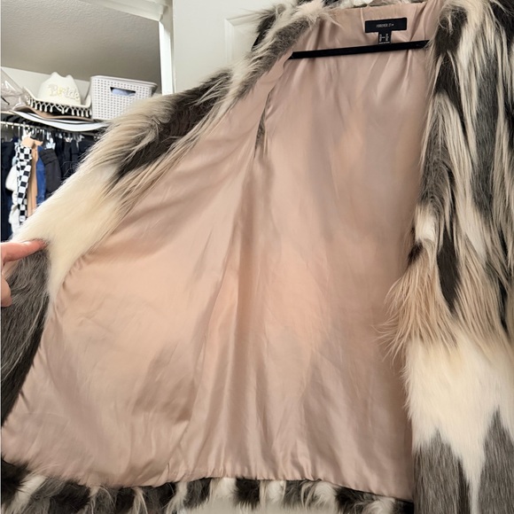 FREE SHIPPING Faux Fur Vest with Black, White, Tan, Gray Pattern - Picture 6 of 7